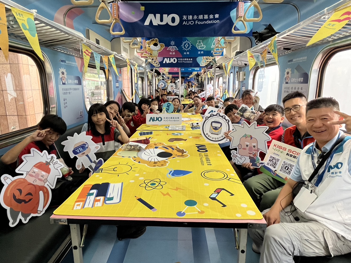 人生就是搏永續基金會參與「臺灣科普環島列車」，設計基礎科學車廂課程，以「淨零碳排和永續能源」為主題，讓學生透過創意實驗認識淨零知識，以及思考生活中的減碳行為